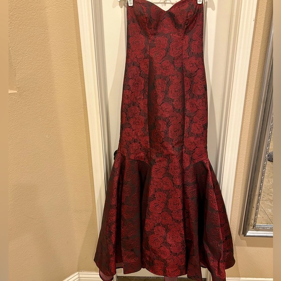 Prom Dress- Mermaid Style- Red Rose pattern. Size 12 - Picture 3 of 14